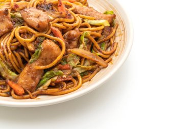 tavada kızartılmış yakisoba noodle beyaz arka plan üzerinde izole domuz eti ile