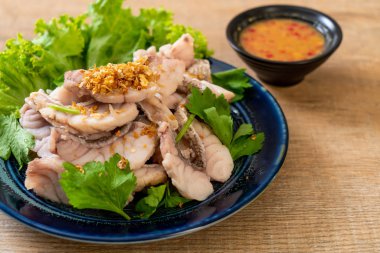 Soslu ve sebzeli haşlanmış balık sosu.