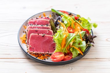 Taze ton balığı ve sebze salatası. Sağlıklı yemek.