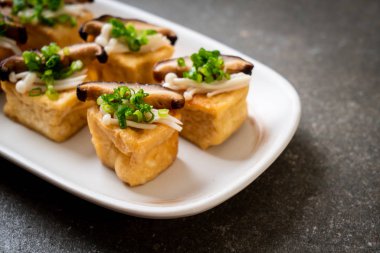 Shitake Mantarlı ızgara Tofu ve Altın İğne Mantarı - sağlıklı, vejetaryen veya vejetaryen yemek tarzı