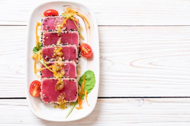 Taze orkinos ile baharatlı salata sosu - ham sağlıklı gıda