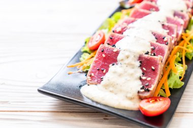 Sebze salatası ve soslu taze ton balığı. Sağlıklı yiyecek.