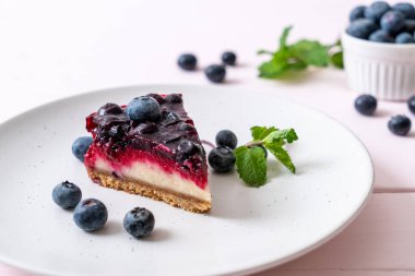 Ahşap arka planda ev yapımı yaban mersinli kek.