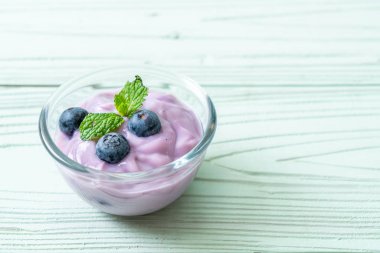 Taze yaban mersinli ev yapımı yoğurt