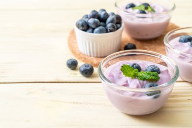 Taze yaban mersinli ev yapımı yoğurt