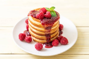 Taze ahududu ve frambuaz sos ile gözleme