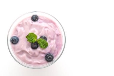 Beyaz arka plan üzerinde izole taze yaban mersini ile yoğurt