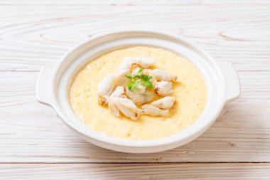 Çiğ yengeçli haşlanmış yumurta.