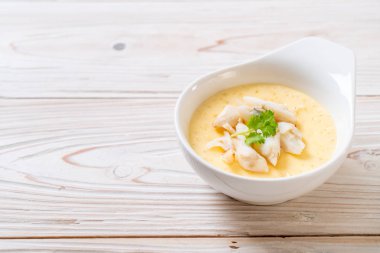 Çiğ yengeçli haşlanmış yumurta.