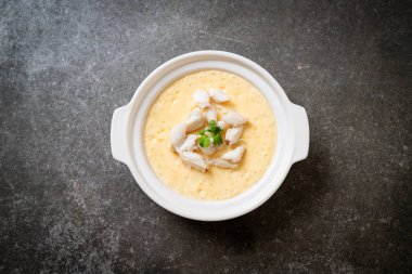 Çiğ yengeçli haşlanmış yumurta.