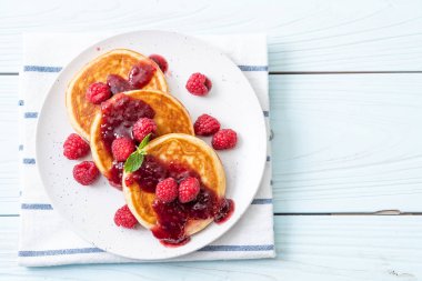 Taze ahududu ve frambuaz sos ile sufle gözleme