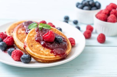 Taze ahududu ve yabanmersinli gözleme.
