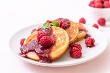 Taze ahududu ve frambuaz sos ile sufle gözleme