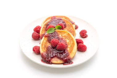 Taze ahududu ve beyaz arka plan üzerinde izole frambuaz sos ile gözleme