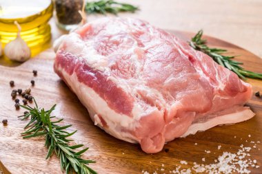 taze domuz ham filetosu ahşap tahta üzerinde