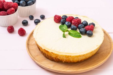Ev yapımı cheesecake taze ahududu ve yaban mersini ile