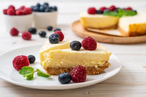 Homemade Cheesecake Fresh Raspberries Blueberries — Stock Photo, Image