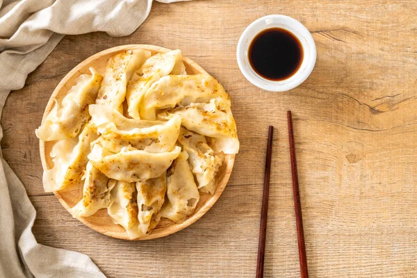 Japon gyoza 'sı ya da soya soslu hamur tatlısı.