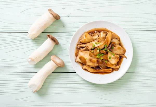 İstiridye soslu kızarmış kral istiridye mantarı. Sağlıklı, vejetaryen ya da vejetaryen yemek tarzı.