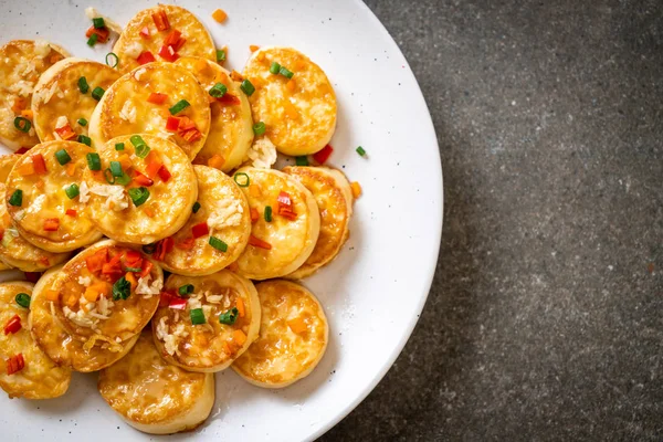 Sahanda yumurta yumuşak tofu sarımsak - sağlıklı, vegan ve sebze gıda tarzı