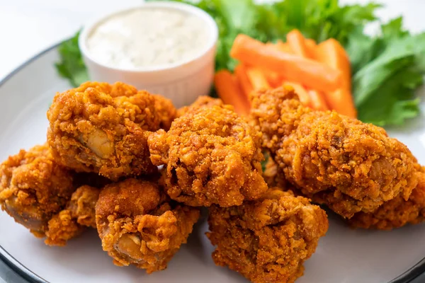 Fried Spicy Chicken Wings Vegetable — Stock Photo, Image