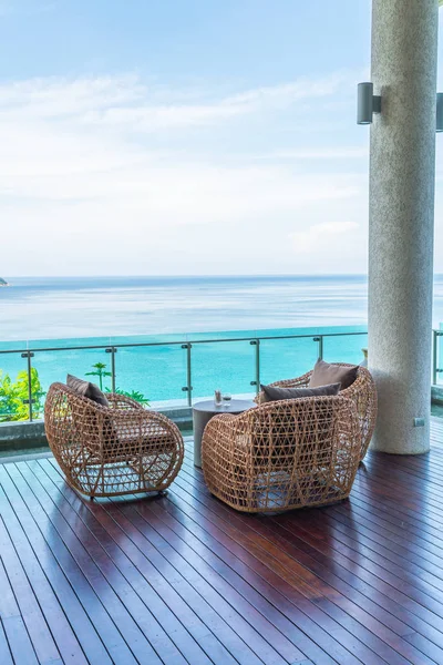 boş veranda sandalye ve masa deniz görünümü arka plan ile