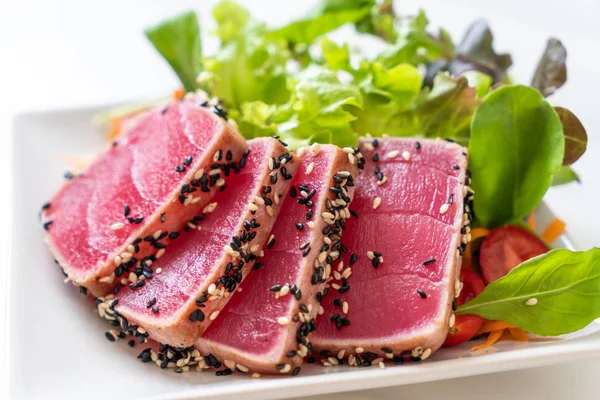 生鲜金枪鱼 蔬菜沙拉 健康食品 — 图库照片