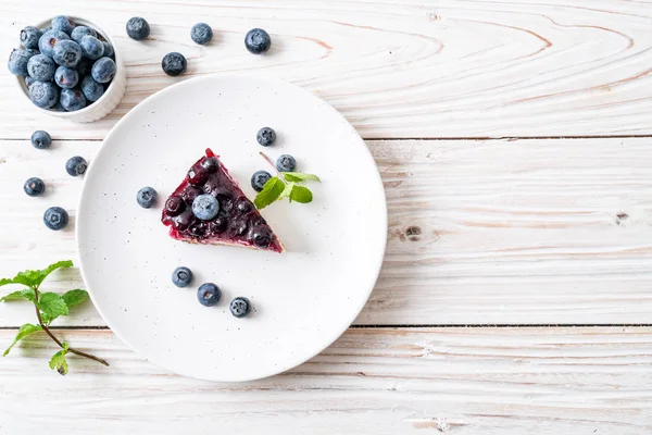 Ahşap arka planda ev yapımı yaban mersinli kek.