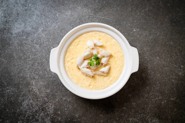 Çiğ yengeçli haşlanmış yumurta.