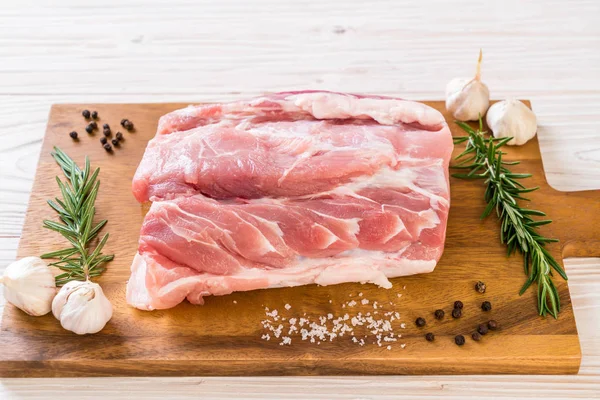 taze domuz ham filetosu ahşap tahta üzerinde