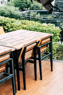 boş ahşap masa ve sandalye Açık Restoran - vintage filtre