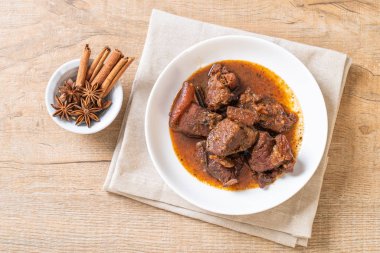 herb - Phuket Tayland geleneksel gıda tarzı ile domuz eti güveç