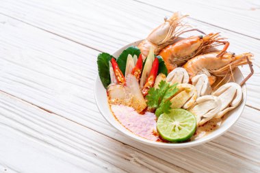 Baharatlı karides çorbası (Tom Yum Goong) - Tay geleneksel gıda