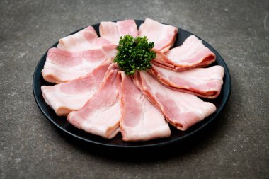 Çiğ domuz pastırma tabağa dilimlenmiş