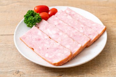 dilimlenmiş taze çiğ pastırma Barbekü