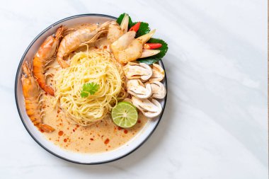 Baharatlı karides spagetti makarna (Tom Yum Goong) - İtalyan Füzyon gıda tarzı