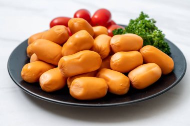 domuz eti kokteyl sosisi plaka üzerinde