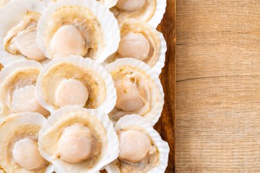 Ahşap tahta üzerinde taze kabuk tarak