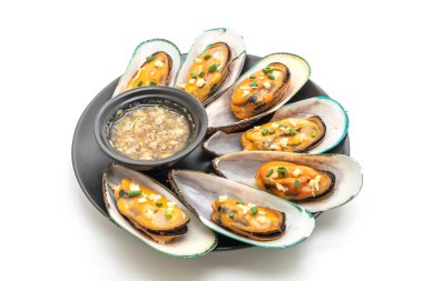 deniz ürünleri midye limon ve beyaz arka plan üzerinde izole maydanoz