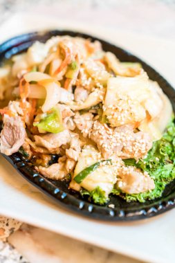 sebze (bulgogi) - Kore yemeği tarzı ile tavada kızartılmış domuz eti