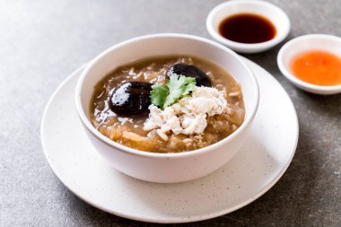 Yengeç kase kırmızı et suyu çorbası kızarmış balık Maw