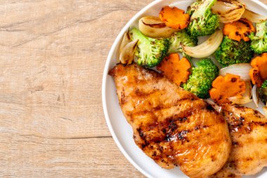 çukurunu tavuk göğsü biftek sebze (brokoli, havuç, soğan ile)