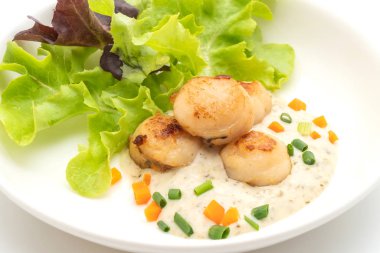 Beyaz arka plan üzerinde izole sebzeli ızgara tarak shell