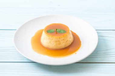 Naneli ev yapımı karamel kremalı puding.