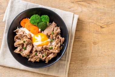 Donburi, domuz eti Pilav kasesi onsen yumurta ve sebze - Japon gıda tarzı
