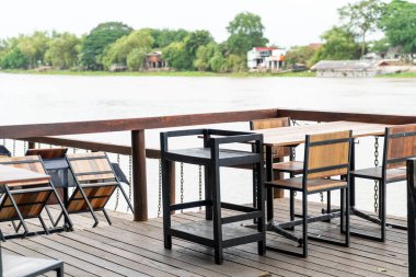 boş ahşap yemek masası ve sandalye restoran ve kafe