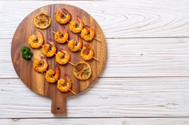 Limon - deniz ürünleri tarzı ile ızgara kaplan karides şiş