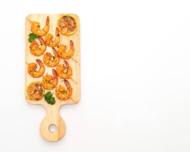 Beyaz arka plan üzerinde izole limon ile ızgara kaplan karides şiş