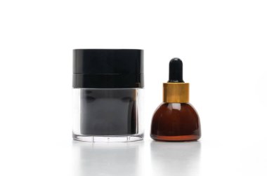 Beyaz arka plan üzerinde izole cilt bakım kremi serum yağı kozmetik ambalaj