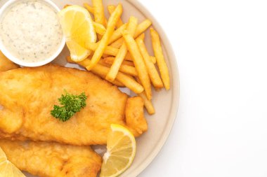 Balık ve cips beyaz arka plan üzerinde izole patates kızartması ile